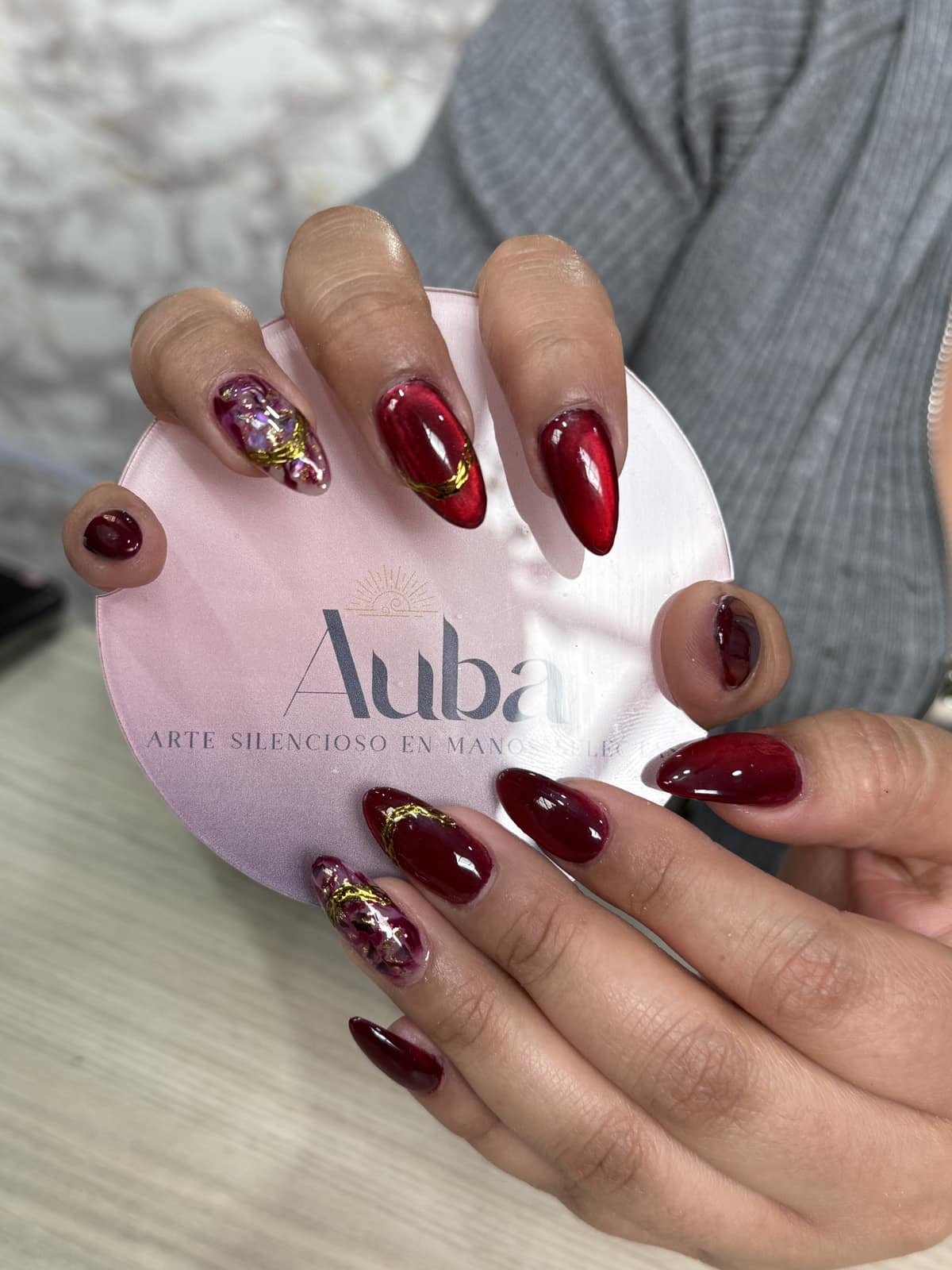 Diseño de uñas minimalista - AUBA Beauty Studio