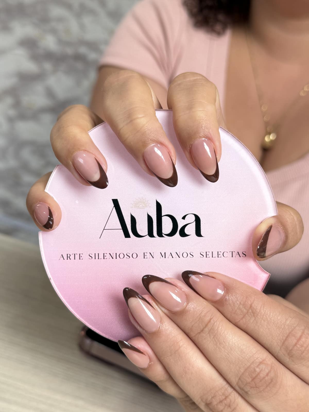 Manicura francesa clásica - AUBA Beauty Studio