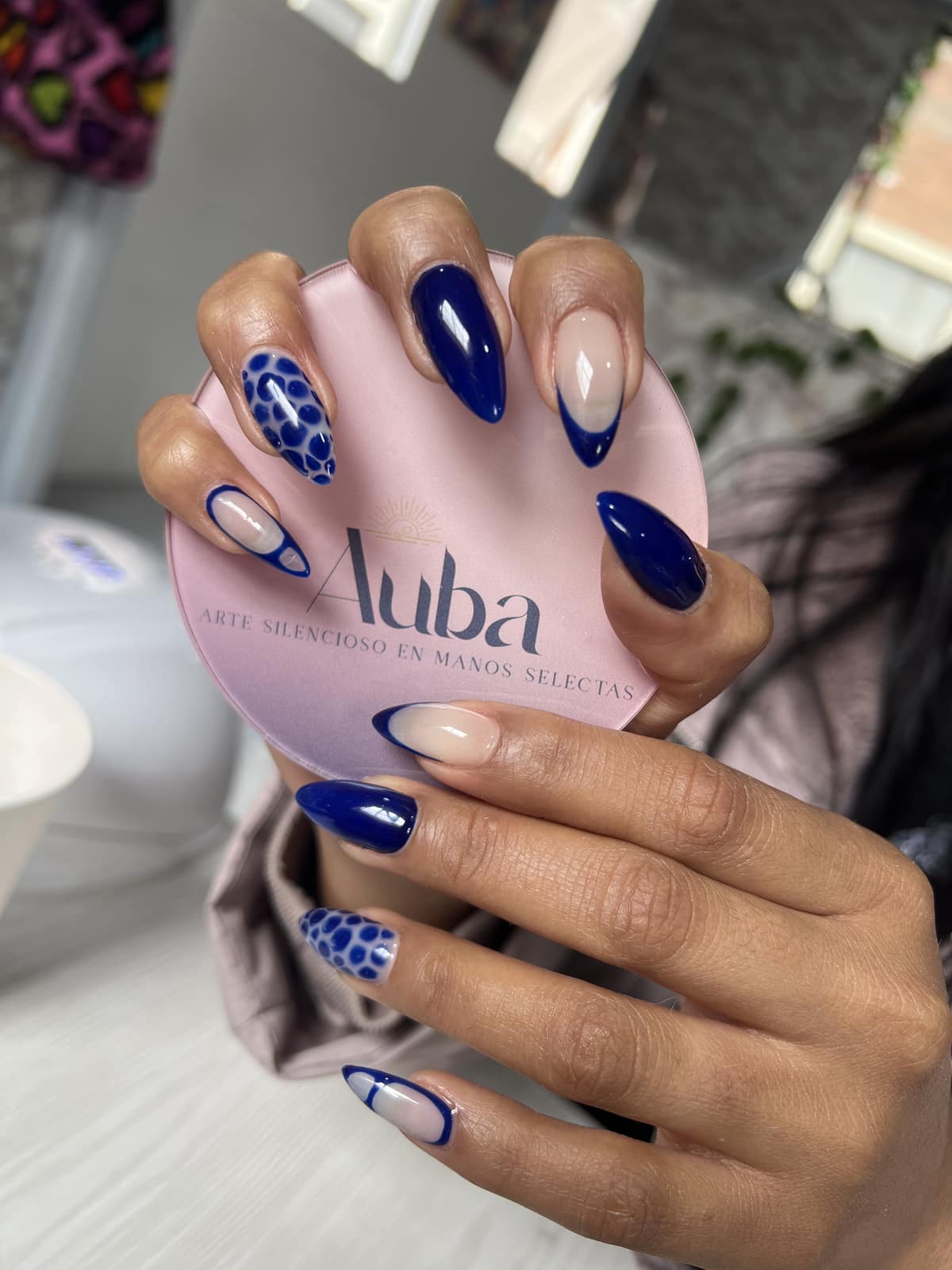 Nail art con diseño geométrico - AUBA Beauty Studio